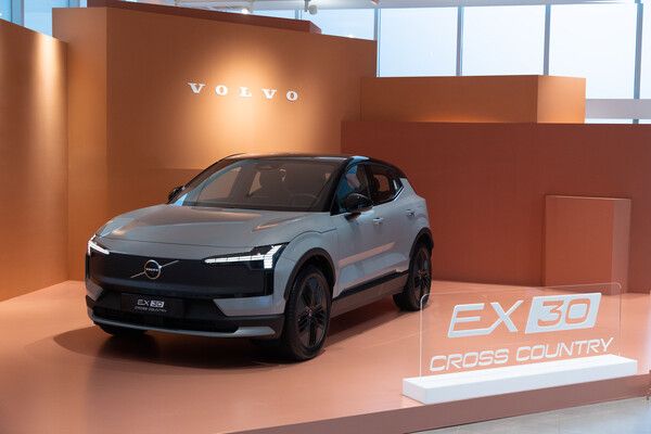 볼보자동차코리아가 브랜드 최초의 순수 전기 ‘EX30 크로스컨트리(EX30CC)’를 출시했다.