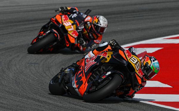 브래드 빈더(앞)가 '2025 모토GP 제15전 카탈루냐 GP' 프랙티스 세션 톱 타임을 기록했다. 사진=motogp.com