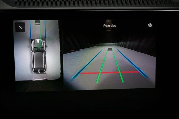 포르쉐 AG가 신형 카이엔 일렉트릭 공개를 앞두고 무선 충전 기술을 소개한다.