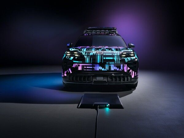 포르쉐 AG가 신형 카이엔 일렉트릭 공개를 앞두고 무선 충전 기술을 소개한다.