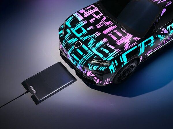 포르쉐 AG가 신형 카이엔 일렉트릭 공개를 앞두고 무선 충전 기술을 소개한다.