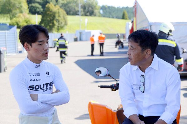 2025 TCR 유럽 5라운드 예선이 끝나고 이야기를 나누는 박준의와 이재우 쏠라이트 인디고 감독.(왼쪽부터) 사진=전현철 기자.