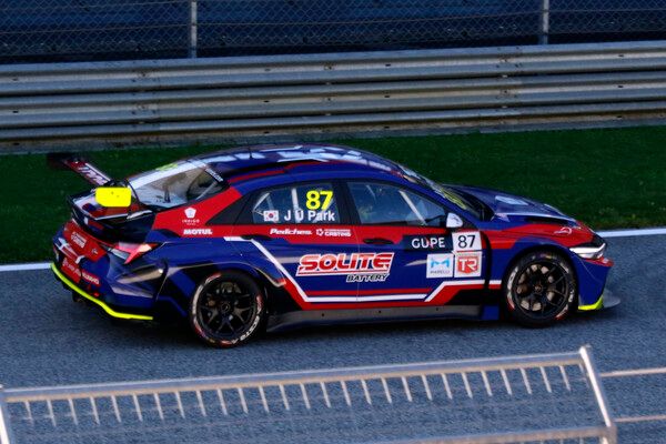 2025 TCR 유럽 5라운드 예선에서 달리고 있는 박준의. 사진=전현철 기자.