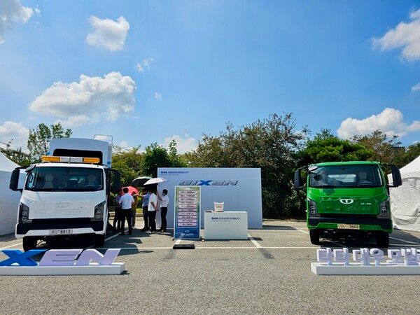 제17회 자원순환의 날’행사에서 첫 공개한 타타대우모빌리티의 기쎈노면 청소차(좌측)와 압축형 재활용차(우측)