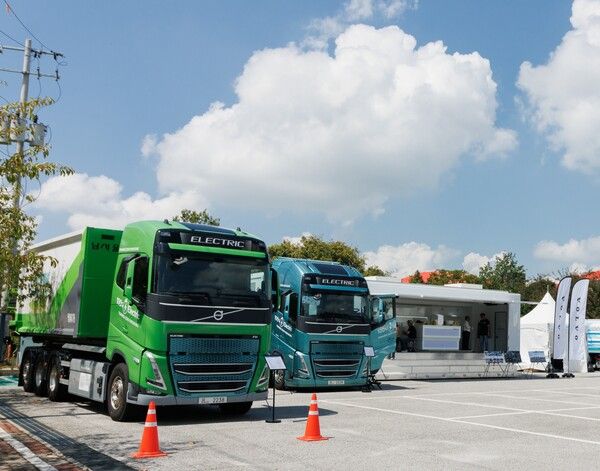 볼보트럭코리아가 대형 전기트럭 모델인 볼보 FH 일렉트릭을 청소차량으로 제작·전시했다.