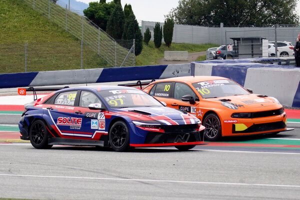 2025 TCR 유럽 5라운드 레이스 2에서 접전을 벌이는 박준성(왼쪽)과 빅터 앤더슨. 사진=전현철 기자.