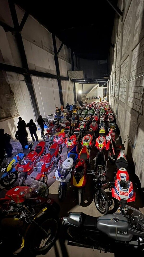 미국 연방수사국(FBI)이 세계적으로 수배 중인 마약 조직 두목으으로부터 MotoGP 머신을 포함한 대규모 레이싱 모터사이클 컬렉션을 압수했다. 사진=FBI Los Angeles