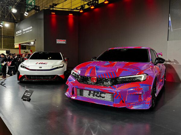 2026 도쿄 오토살롱에 전시된 혼다 프렐류드 HRC 컨셉트와 시빅 타입 R HRC 컨셉트. 사진=전현철 기자.