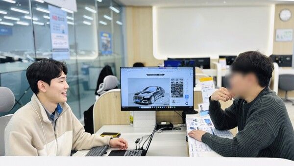 리본카 청라지점에서 고객이 중고차 전문 세일즈매니저에게 상담을 받고 있다. 사진=리본카