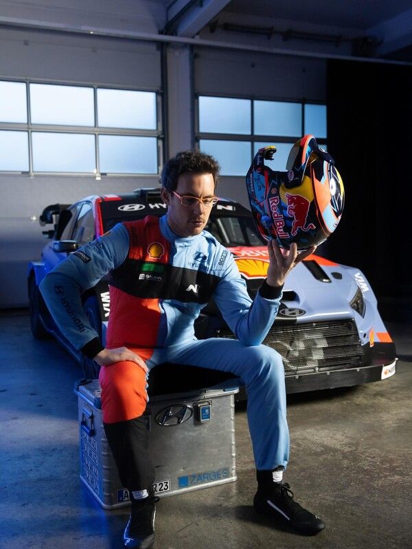 2026 시즌 리버리가 반영된 유니폼을 입은 현대 월드랠리팀 티에리 뉴빌. 사진=현대 모터스포트