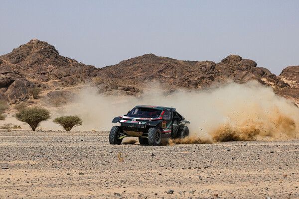흙먼지를 날리며 달리는 나세르 알 아티야의 다치아 샌드라이더 경주차. 사진=다카르 랠리.