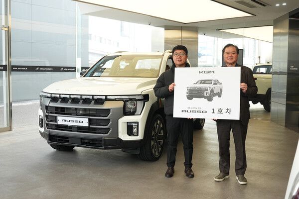 KG 모빌리티(KGM)가 ‘무쏘’ 1호차를 전달하고 본격적인 출고를 시작했다.