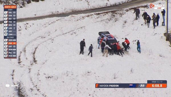 2026 WRC 몬테카를로 랠리도중 코스밖으로 이탈한 헤이든 패든의 i20 경주차를 밀어올리는 관중들. 사진=WRC 공식중계화면 캡쳐.