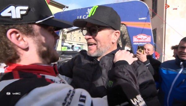 2026 WRC 몬테카를로 랠리에서 우승하고 아버지인 2003 WRC 챔피언 피터 솔베르그로부터 축하를 받는 올리버 솔베르그(왼쪽). 사진=WRC 공식중계화면 캡쳐.