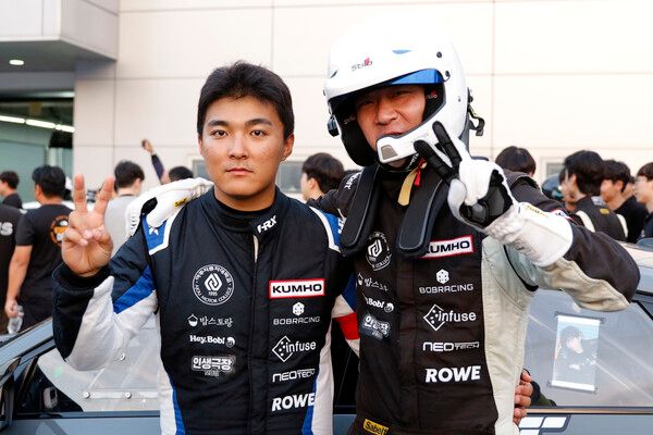 2026 인제 GT 마스터즈 마스터즈1 클래스 시즌 챔피언 권도윤, 최근환(왼쪽부터) 사진=전현철 기자)