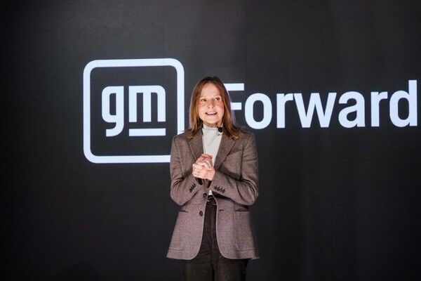 ‘GM Forward’ 행사에서 차량 미래 기술 비전에 대해 발표하고 있는 메리 바라 GM 회장