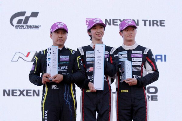 2026 현대 N 페스티벌 제5전 그란투리스모 eN1 클래스 시상식, 왼쪽부터 2위 오한솔, 우승 김규민, 3위 김영찬. 사진=전현철 기자.