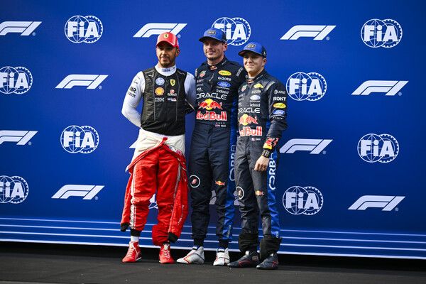 2026 F1 제16전 일본 그랑프리에서 막스 페르스타펜(가운데)이 폴포지션을 차지했고, 루이스 해밀턴(왼쪽)과 아이작 아자르가 각각 2, 3위를 했다. 사진=FIA
