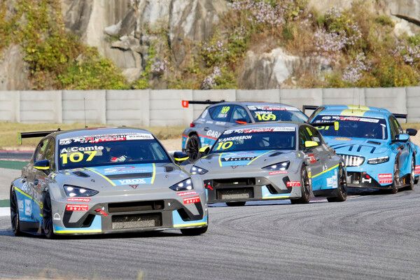 2026 TCR 월드 투어 5라운드 레이스 3에서 접전을 벌이는 경주차들. 사진=전현철 기자.