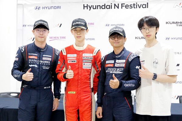 2026 현대 N 페스티벌 4라운드 금호 N1 클래스 입상자 기자회견 뒤 기념촬영. 왼쪽부터 2위 이상진, 우승 권혁진, 3위 박동섭, DCT 레이싱팀 김규민 감독대행.