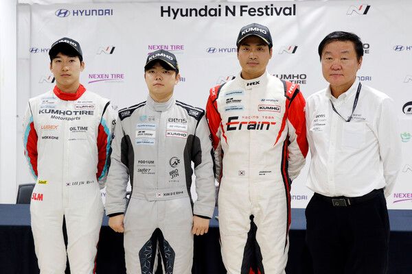 2026 현대 N 페스티벌 제4전 그란 투리스모 eN1 레이스 2 입상자 기자회견 뒤 기념촬영, 왼쪽부터 2위 이정우, 우승 기동은, 3위 김진수, 우승팀 웬스인제포디엄레이싱 김정수 감독. 사진=전현철 기자.