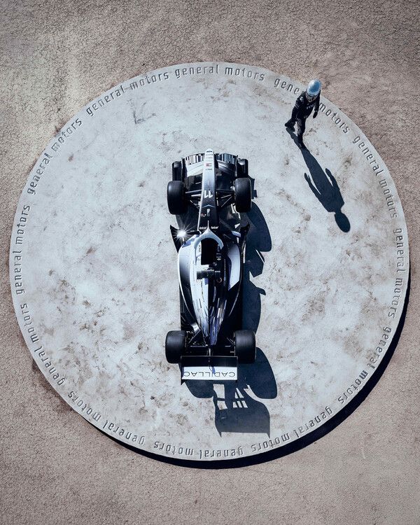 캐딜락 F1 팀이 2026년 시즌 F1 데뷔를 앞두고 팀의 첫 공식 리버리를 공개했다.