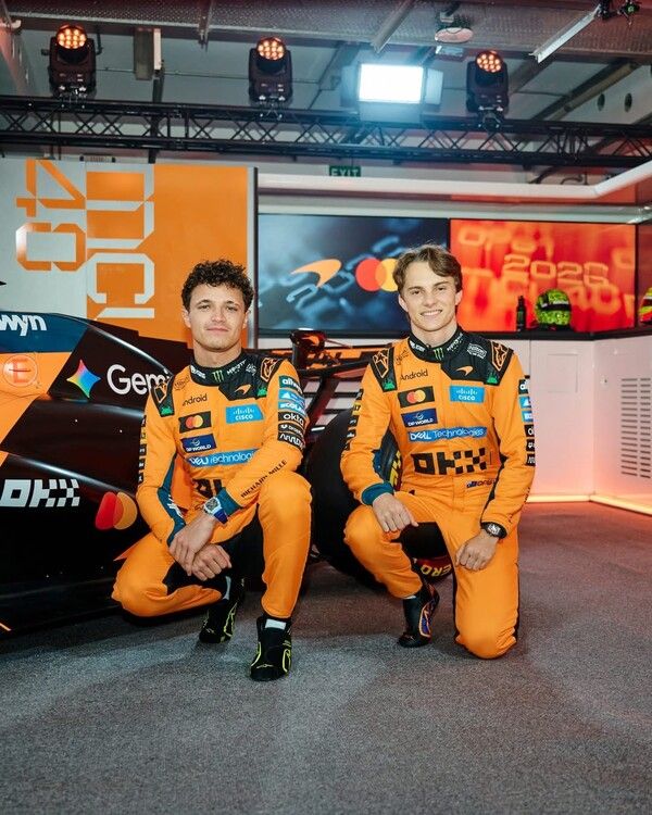 MCL40과 함께 포즈를 취한 랜도 노리스와 오스카 피아스트리(왼쪽부터). 사진=맥라렌 F1팀.