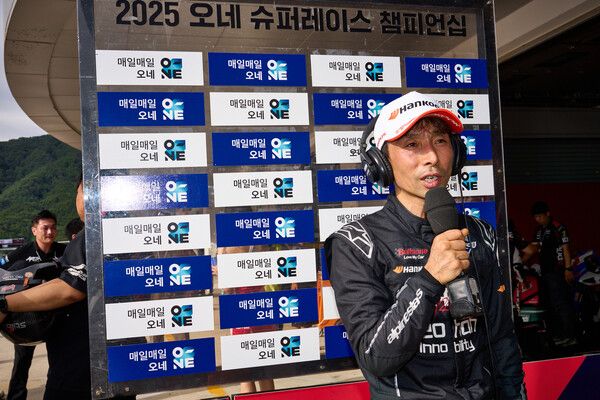 2025 오네 슈퍼레이스 제6전 GTA 결선 후 인터뷰를 하는 정경훈. 사진=슈퍼레이스