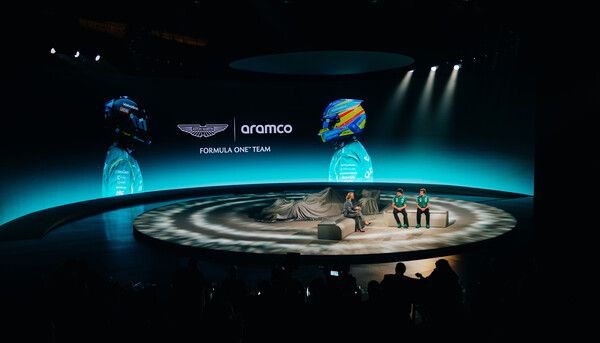 애스턴마틴 아람코는 2월 9일 사우디아라비아 다란에 위치한 세계문화센터 ‘이뜨라(Ithra)’에서 ‘오프닝 나이트’ 행사를 열고 2026년형 F1 머신 AMR26의 리버리를 공식 공개했다.