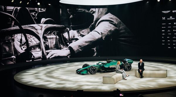 애스턴마틴 아람코 F1은 2월 9일 사우디아라비아 다란에 위치한 세계문화센터 ‘이뜨라’에서 ‘오프닝 나이트’ 행사를 열고 2026년형 F1 머신 AMR26의 리버리를 공식 공개했다.