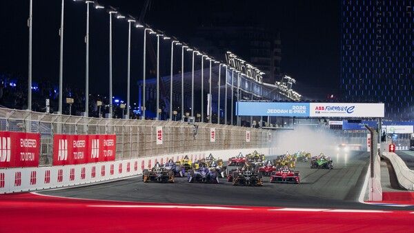 ‘ABB FIA 포뮬러 E 시즌 12 4라운드 제다 E-프리’ 결선 스타트 장면. 사진=포르쉐