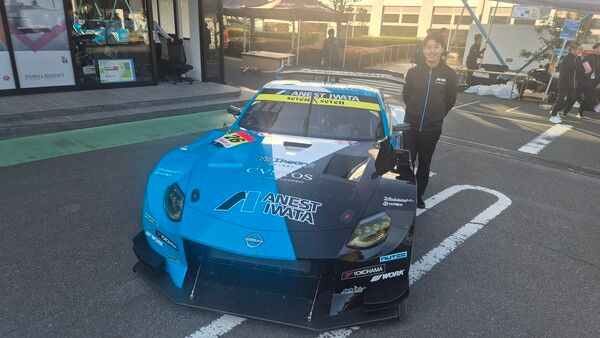 2026 시즌 경주차인 닛산 페어레이디 Z와 함께 한 이정우. 사진제공=이정우.