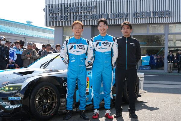 팀 드라이버 야스다 히로노부(왼쪽), 팀 대표 마쓰우라 유스케(오른쪽)과 함께한 이정우. 사진제공=이정우.