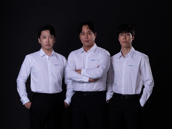 MIK 레이싱의 양돈규 단장(가운데)과 오한솔(왼쪽), 한재희. 사진=MIK 레이싱