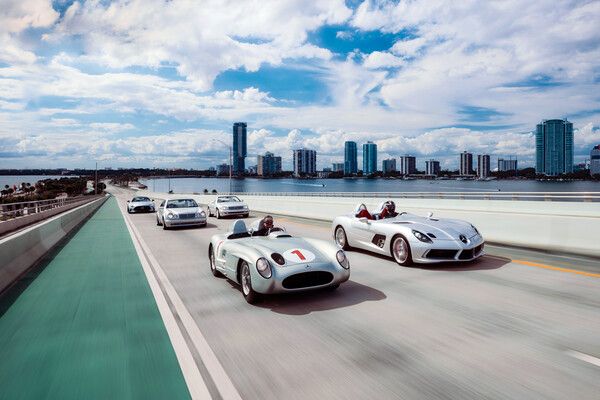 2025년 촬영 사진으로, 마이애미에서 키 비스케인으로 이어지는 리켄배커 코즈웨이에서 ‘슈투트가르트의 실버 스타’ 차량들이 퍼레이드를 펼치고 있다. 선두에는 1955년식 Mercedes-Benz 300 SLR(좌측)과 2009년식 Mercedes-Benz SLR McLaren Stirling Moss가 자리했다. 사진=메르세데스-벤츠