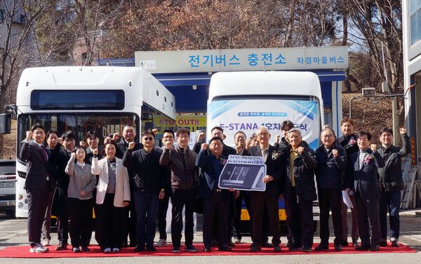 KGM 커머셜(KGMC)이 7m급 저상 전기버스 ‘E-STANA(이-스타나)’ 1호차 인도식을 개최했다. 사진=KGMC