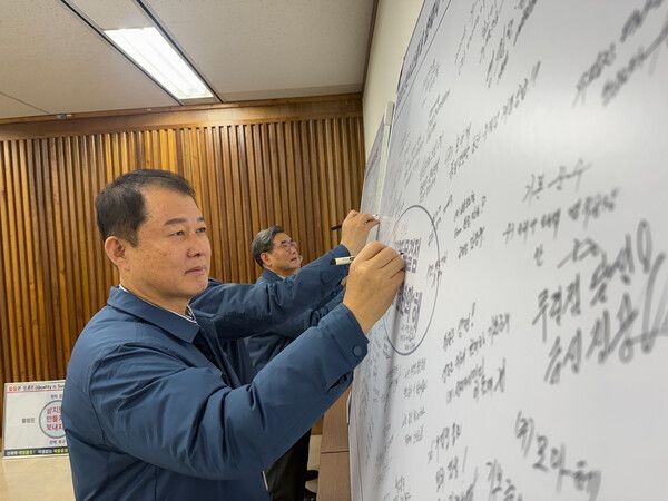 품질 결의를 다짐하는 메세지를 작성하는 박정호 사장. 사진=한온시스템