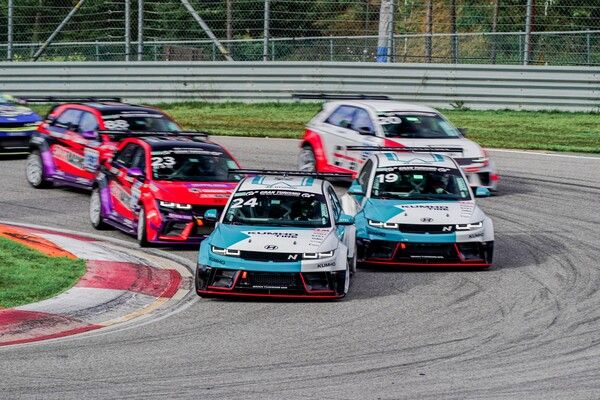 모터스포츠 토탈 솔루션 기업을 목표로&nbsp;김동빈 전 슈퍼레이스 대표가 출범시킨&nbsp;‘MIK’가 첫 걸음으로 ‘MIK 레이싱 팀’을 창단하고 현대 N 페스티벌 eN1 클래스 출전을 선언했다.사진은 현대 N 페스티벌 eN1 경기장면. 제공=MIK