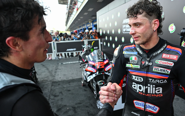 시즌 첫 대회에서 폴포지션을 차지한 마르코 베제치(오른쪽)와 2위 마르크 마르케즈. 사진=motogp.com