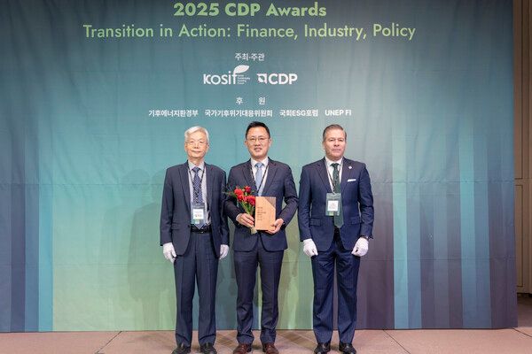 10일 앰배서더 서울 풀만 호텔에서 열린 ‘2025 CDP 코리아 어워드’에서 금호타이어 미래성장사업부문 유정선상무(사진 가운데)와 CDP 한국위원회 장지인 위원장(사진 왼쪽), CDP Global 호세 오르도네스 APAC 총괄 대표(사진 오른쪽)가 기념 사진을 촬영하고 있다. 사진=금호타이어