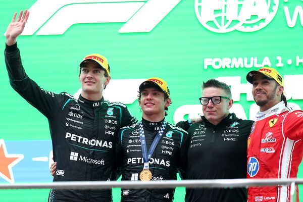 2026 F1 제2전 중국 GP 시상대에는 우승자인 안토넬리와 2위 러셀, 그리고 3위 해밀턴이 올랐고, 해밀턴 시절 메르세데스 레이스 엔지니어였던 피터 보닝턴(보노)이 함께 자리했다. 사진=메르세데스 F1