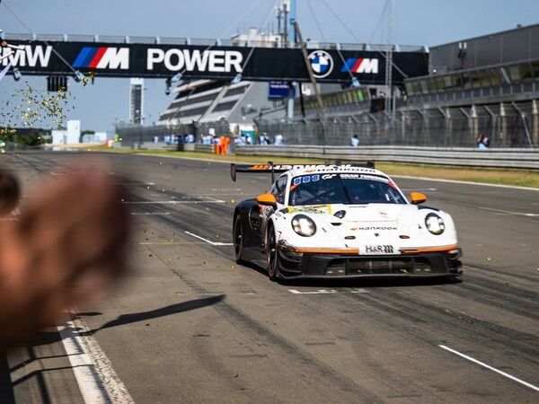 2025 뉘르부르그링 24시간 레이스에서 결승선을 통과하는 한국 컴피티션의 포르쉐 992 GT3 R 경주차. 사진=한국 컴피티션.