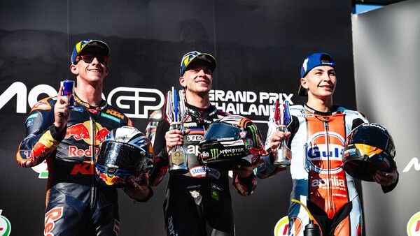 2026 모토GP 개막전 태국 GP에서 우승한 마르코 베제치(가운데)와 2위 페드로 아코스타(왼쪽)와 3위를 한 라울 페르난데스. 사진=아프릴리아