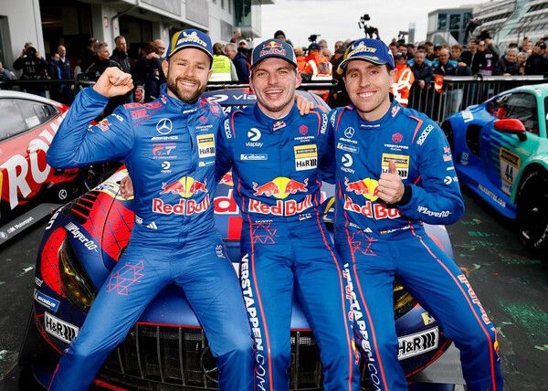 2026 NLS 2전에서 포즈를 취하는 줄스 고우논, 막스 페르스타펜, 다니엘 준케델라(왼쪽부터) 사진=메르세데스 AMG 모터스포츠