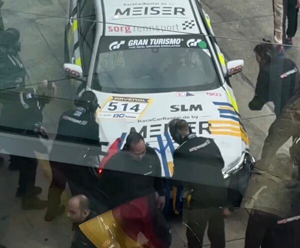 경기 종료 직전 사고로 파손되어 응급수리중인 금호 SLM 경주차. 사진= 조르그 렌스포트팀 SNS