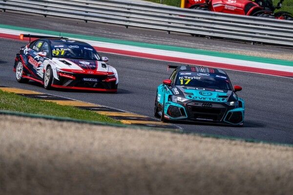 2026 TCR 유럽 제2전에서 선두로 달리는 니콜라 테일러와 그 뒤를 추격하는 박준성. 사진=TCR 유럽