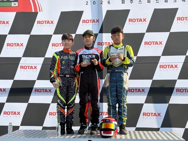 2026 로탁스 맥스 챌린지 1라운드 주니어 클래스에서 츠제브스키 마크(가운데)가 우승했고, 최강현(왼쪽)과 박도율이 각각 2, 3위를 했다. 사진=KARA