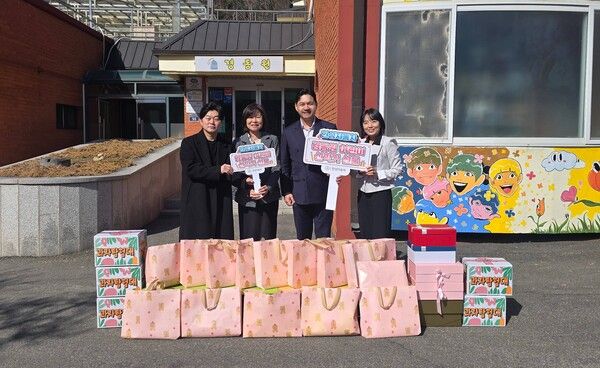 한성자동차, 경동원 어린이들에 신학기 선물. 왼쪽 두 번째부터 경동원 신승주 원장과 한성자동차 강카이 이사