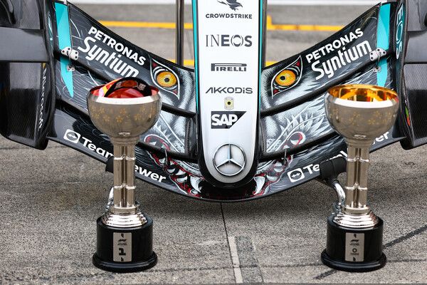 2026 F1 일본 GP에서 우승한 안드레아 키미 안토넬리와 팀 우승 트로피, 사진=메르세데스 F1