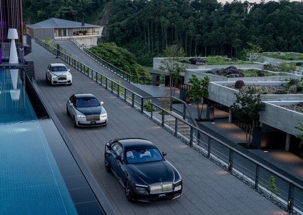 롤스로이스모터카가 브랜드의 고성능·고감성 라인 ‘블랙 배지’ 출시 10주년을 맞았다. 사진=롤스로이스